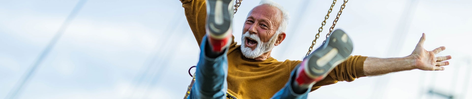 Zorgeloze volwassen man met plezier in een draaimolen